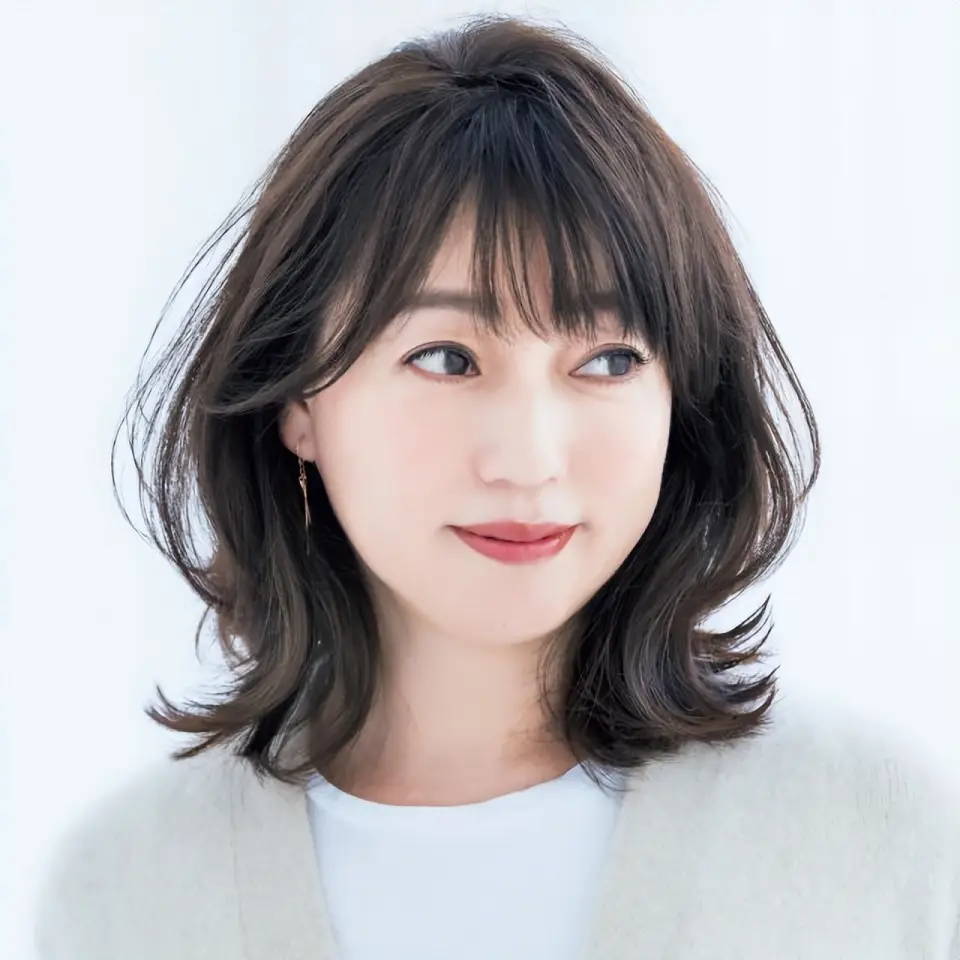 告别大妈感,45岁女性必备的10款"锁骨卷"发型:既时髦又气质