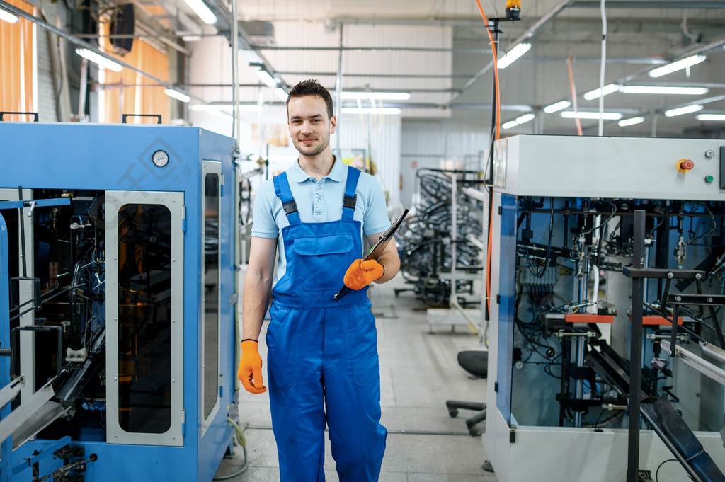 装配线的工人检查工厂的自行车车轮在车间生产自行车轮辋和辐条自行车