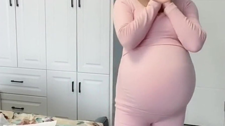 孕妇怀的是双胞胎,肚子究竟会有多大,孕晚期穿鞋都要老公来帮忙!