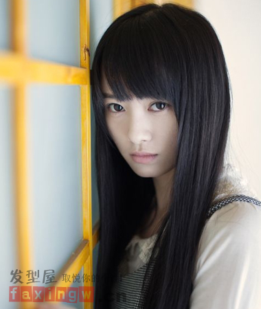 清纯甜美的日系感直发发型,适合拥有及腰长发的mm们打造,刘海搭懦顺