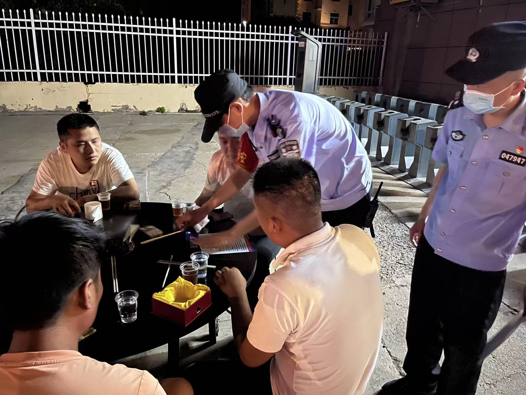 鹤壁市鹤山区中山路派出所开展打架成本法制宣传