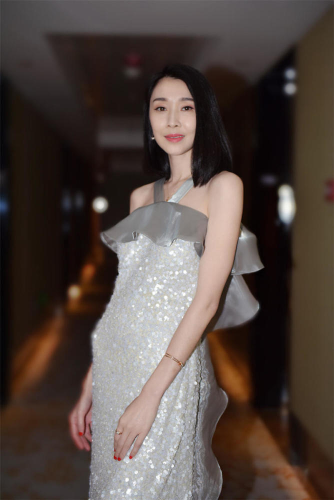 陈丽娜参加中国国际时装周展优雅知性美