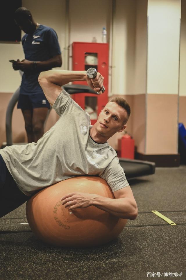 俄罗斯男排队员个个都挺帅,看看他们的日常训练照