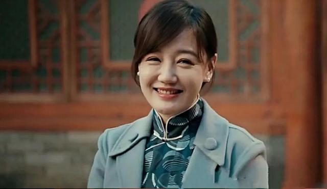 薛佳凝又被提到了,在2003年,当时还在上大学的胡歌与薛佳凝在《天下