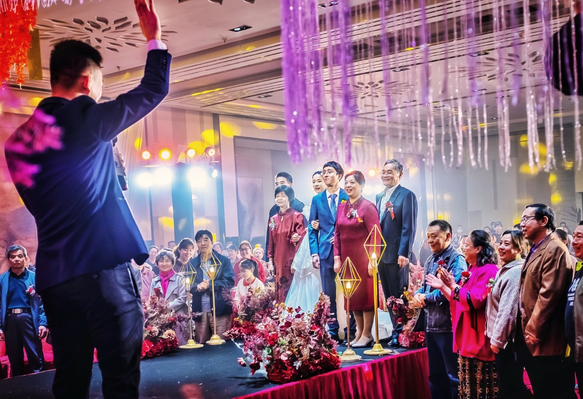 参加婚礼庆典仪式的全体来宾,正在司仪的指引下合影留念,留下温馨幸福