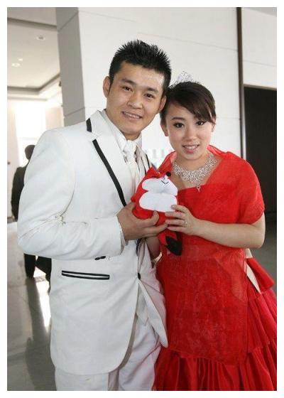 她22岁被师父带上春晚,成名后却抛夫弃子,如今百万豪门开路