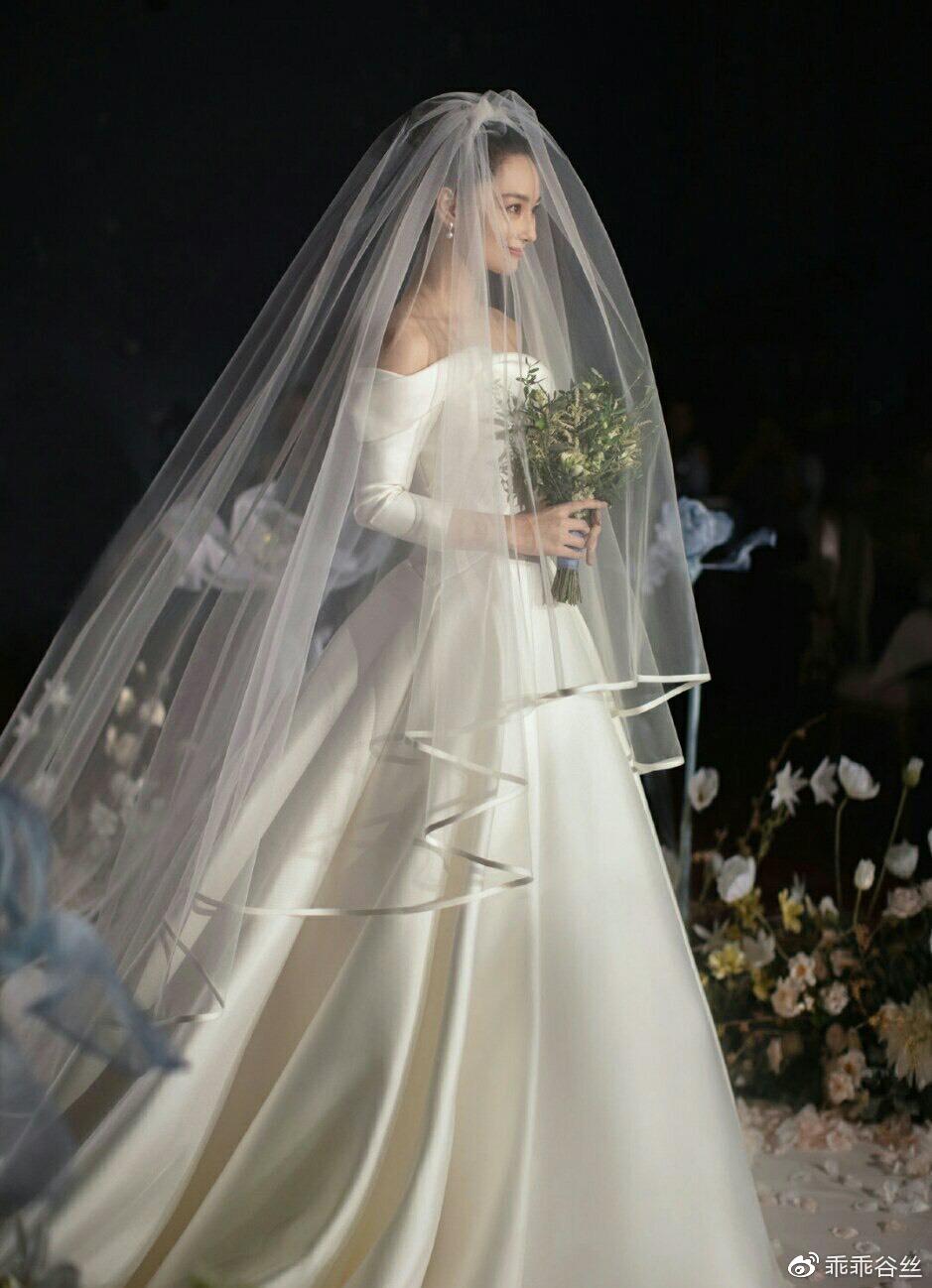 女明星穿婚纱:赵丽颖戴墨镜,迪丽热巴美艳,杨紫这回穿对了