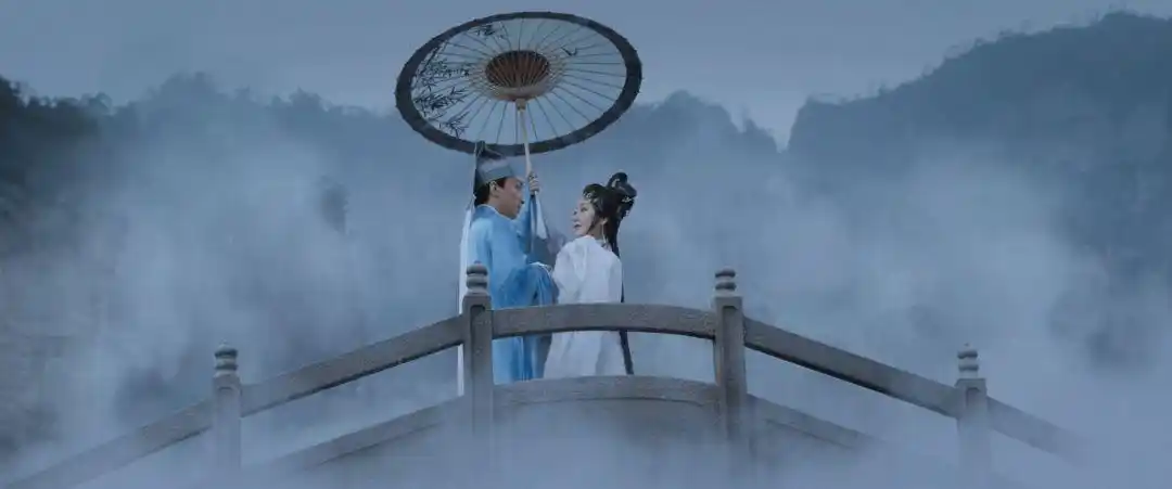 悄然间窥见了西湖断桥上,若隐若现一对良人,白娘子与许仙初初相遇