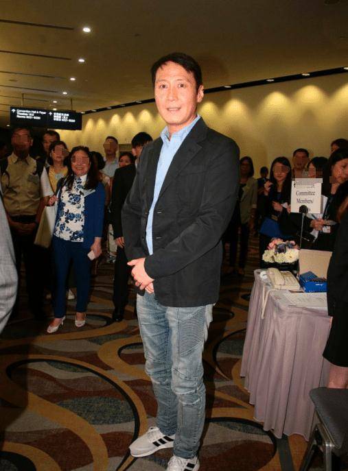 53岁黎明老得让人泛泪花,满脸老年斑变得局促不自信,身材发福"胖若