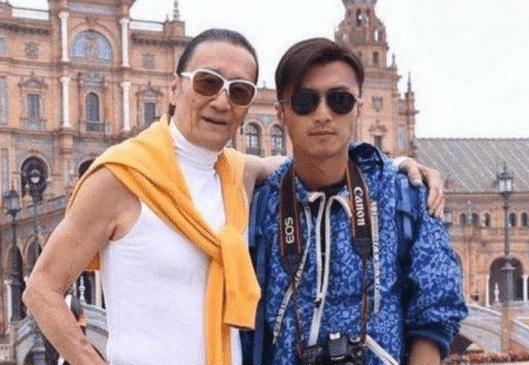 看不不年轻,但是气质却比谢霆锋高很多,看谢贤身上的肌肉,还是存在的