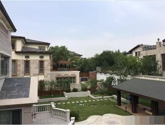 赵丽颖不跟公婆同住,冯绍峰早备好过亿豪宅,邻居皆是大咖