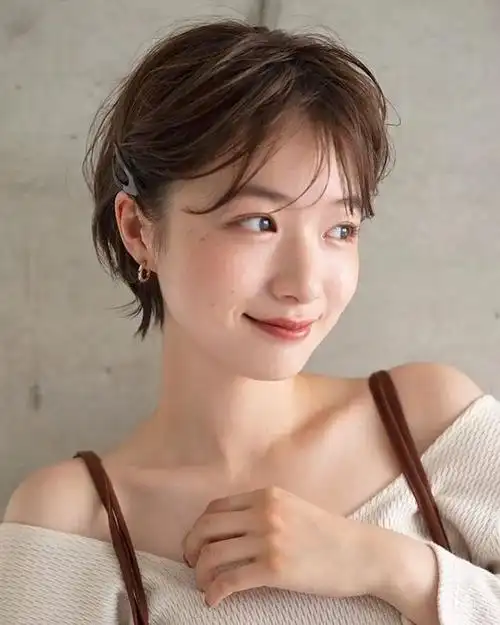 第一次见到剪超短发的女生能这么温柔可爱耶