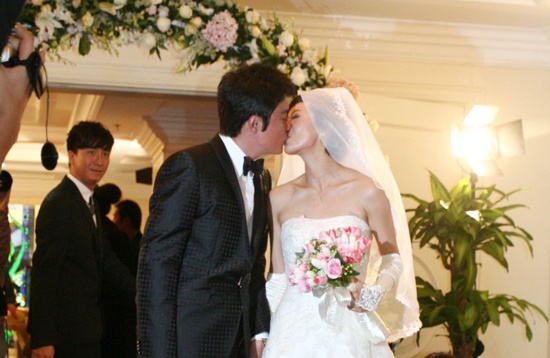 罗嘉良苏岩大婚众星捧场 新娘感动落泪甜蜜亲吻