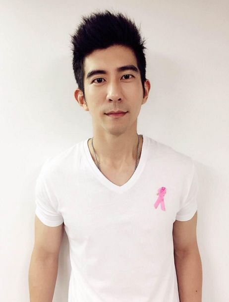 时尚 正文 翻翻武大靖资料,不仅撞脸胖头陀,还撞脸贾静雯老公修杰楷