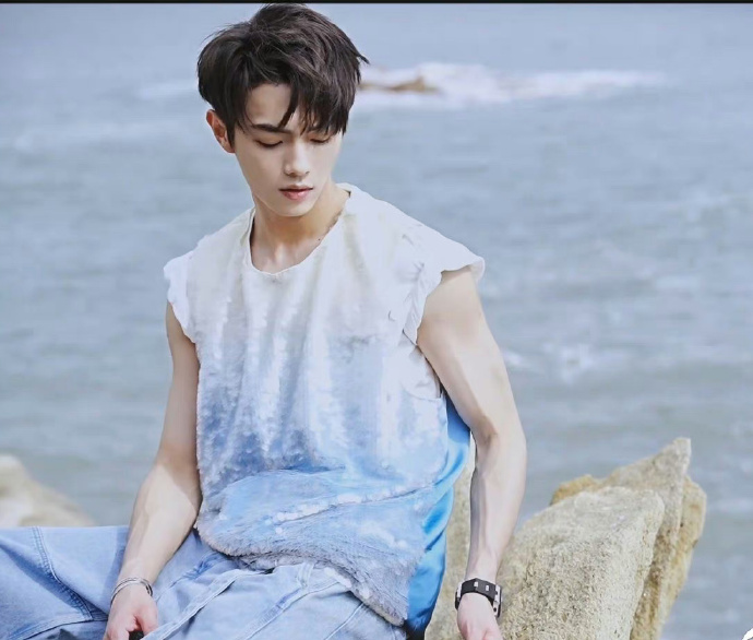 许凯##许凯晒一次腹肌奖励自己两个汉堡