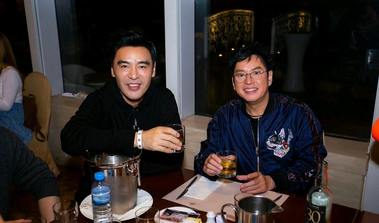 谭咏麟与钟镇涛一起聚餐,两大帅哥同框出镜,两人年龄总和141岁_工作
