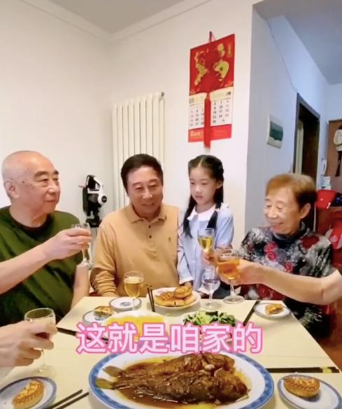 冯巩和大哥一家过中秋坐高铁回家亲自下厨冯家小外孙女也露面