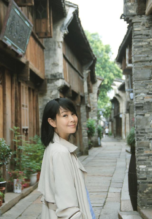 49岁刘若英真不一样了,只是剪款短发至少减龄15岁,未修图更惊艳_气质