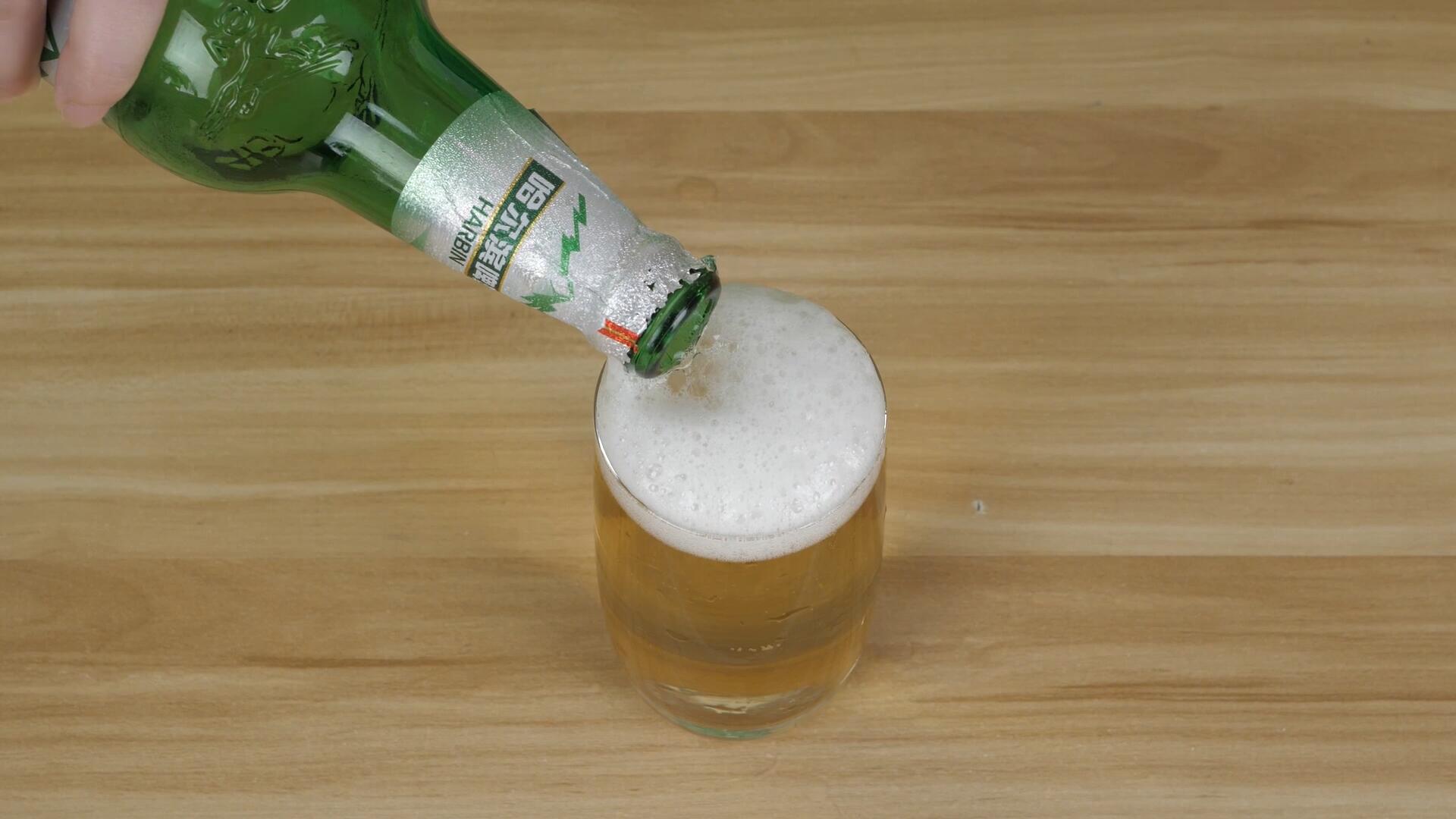 喝啤酒别直接倒,掌握这2种倒法,啤酒没有苦味有点甜,还不涨肚_人民号