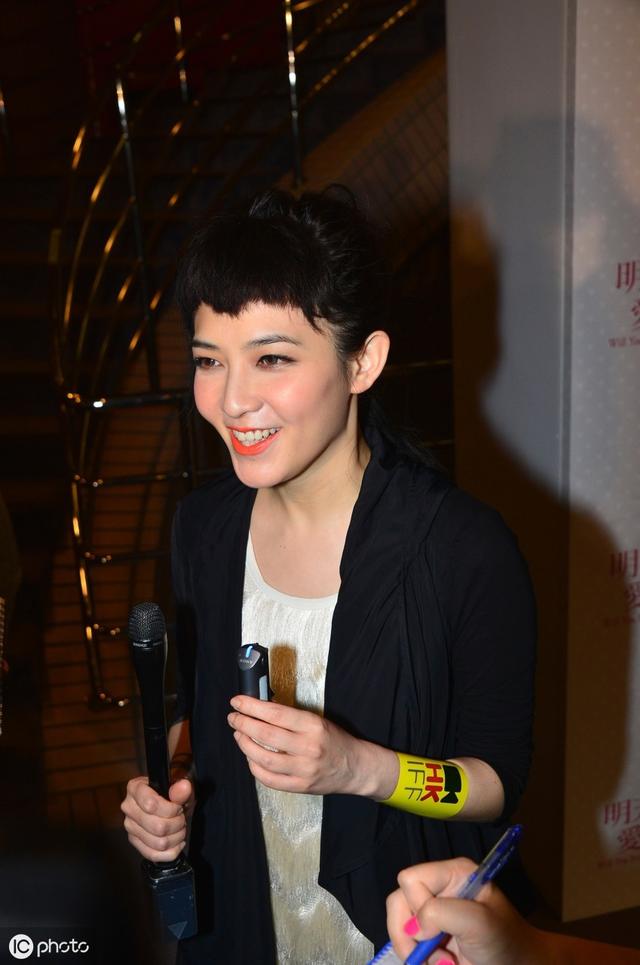 范晓萱紫色裹胸连衣裙亮相,个性短发搭配"特殊唇色"很抢镜