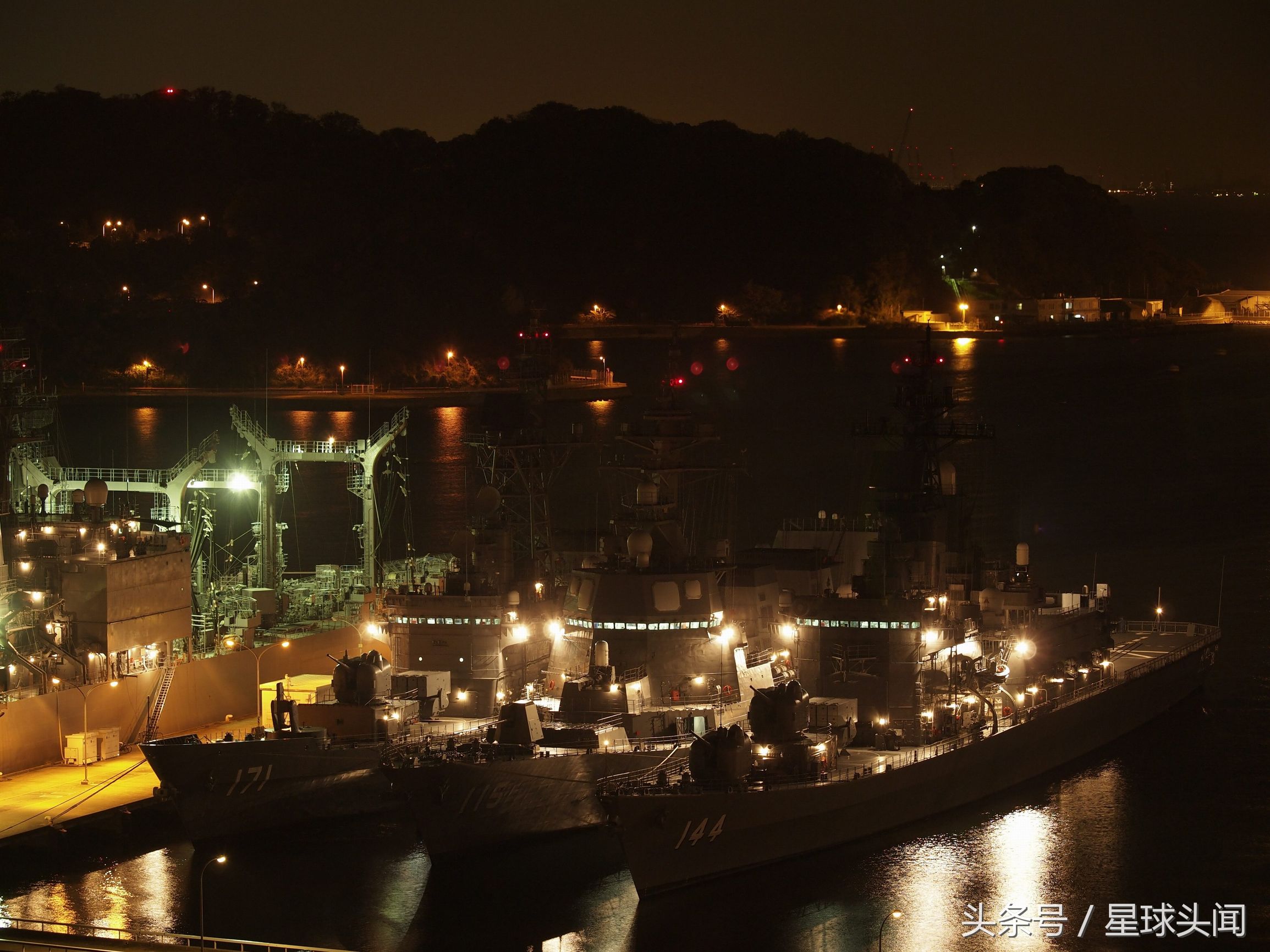 日本军港夜晚舰群通火灯明美不胜收战备意识强