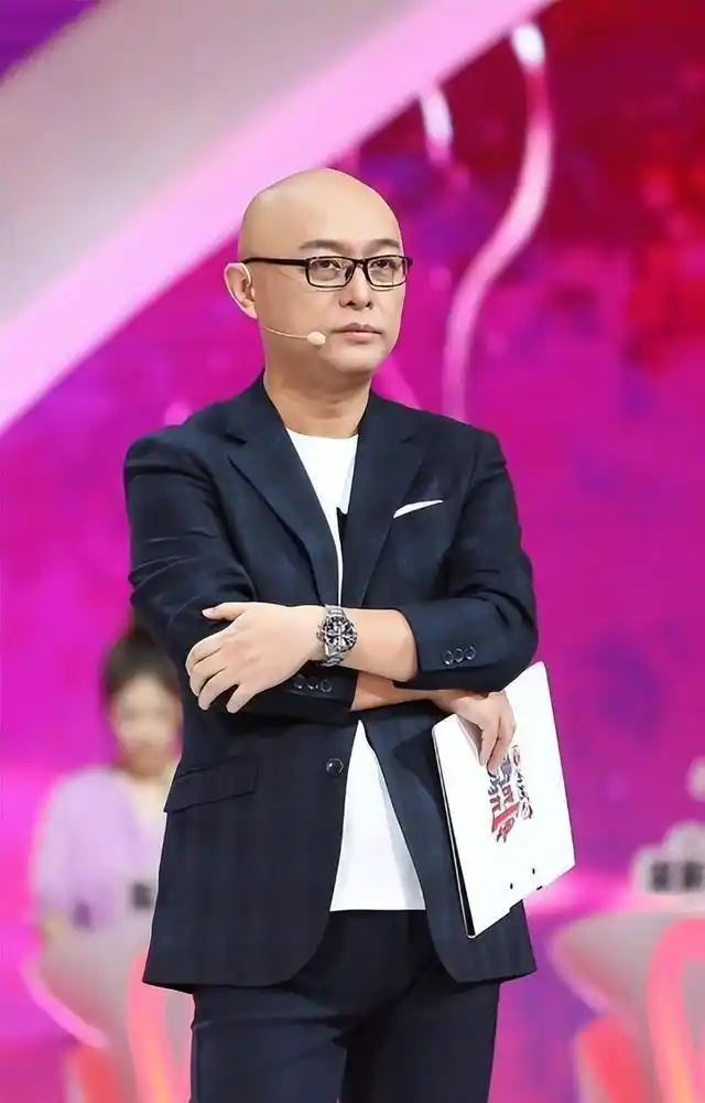 定居美国,"开豪车住豪宅",如今的乐嘉走上了另外一条