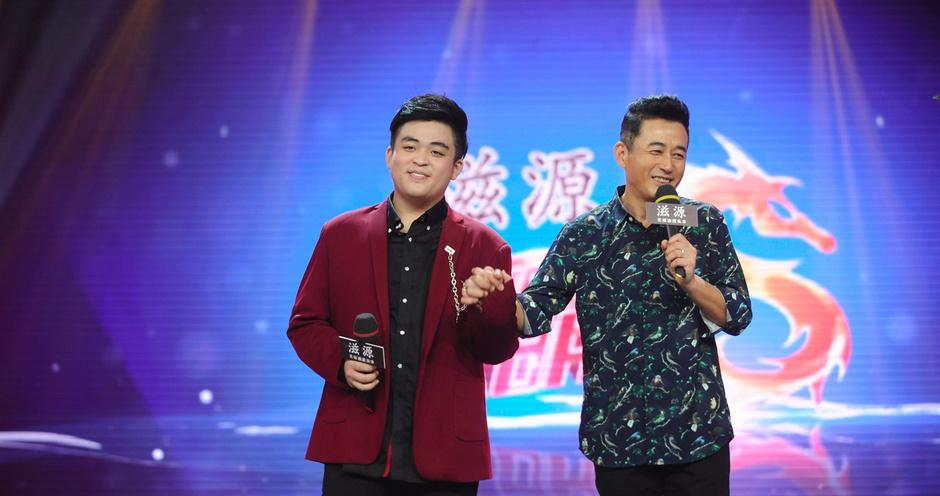 老戏骨王志飞的儿子王也也参加了平凡之路的拍摄.