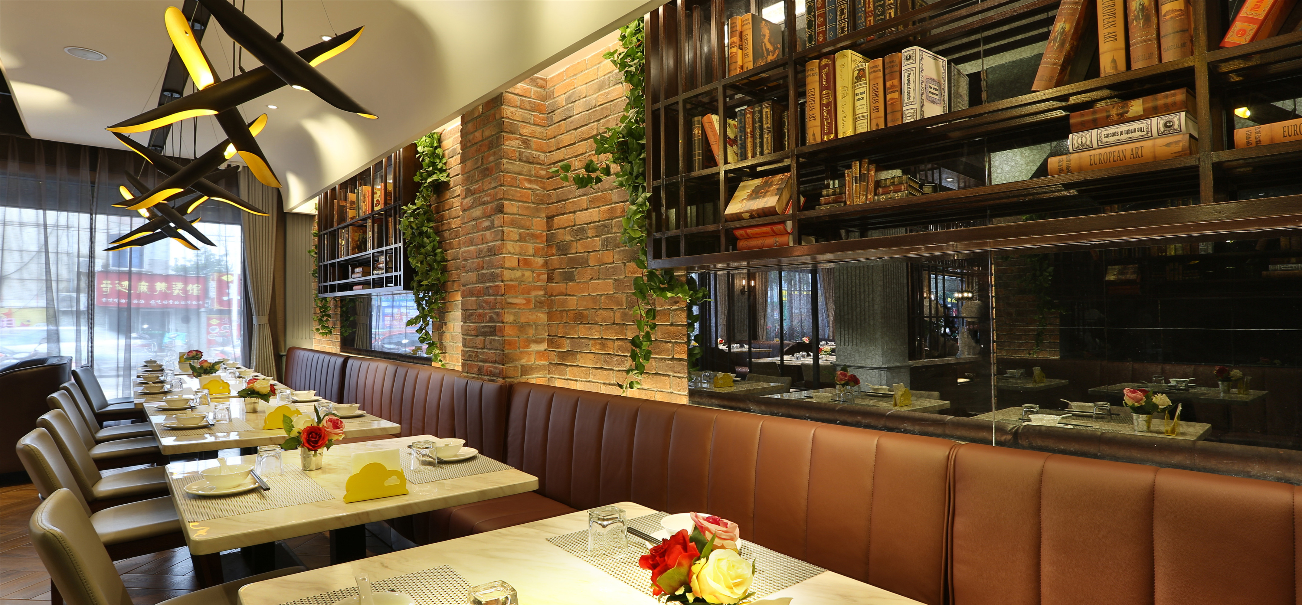 时尚简约工业风茶餐厅装修过道设计