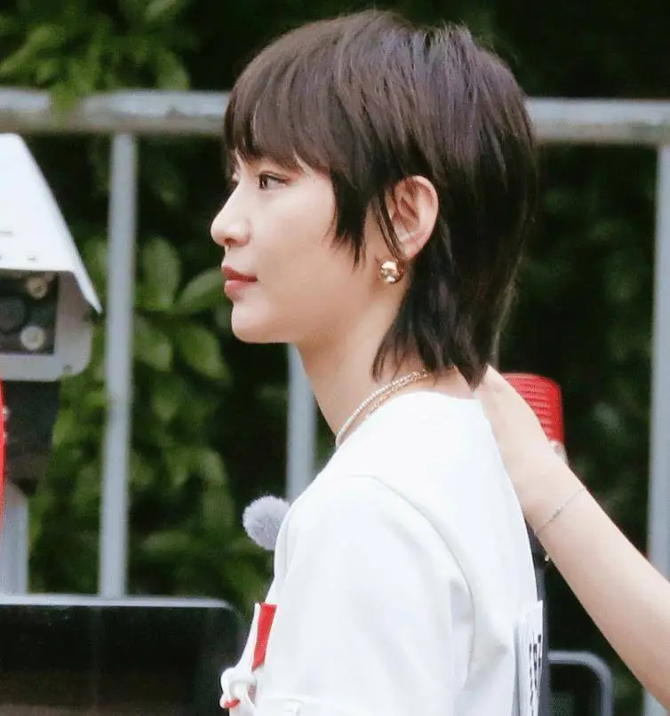 请来四大女神同台,我却在意蔡徐坤的挑染发色_节目_周笔畅_谭松韵