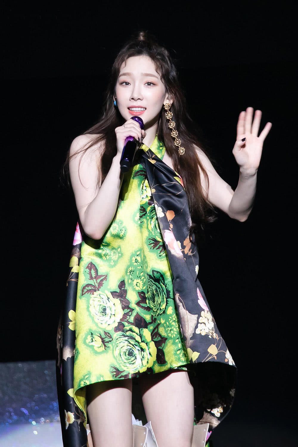 金泰妍着拼花裙开唱,158的她尽显女神特质,气场强大温婉动人_身高