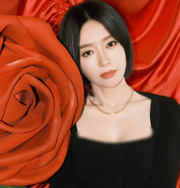 秦岚为新剧跑宣传,现在的中分短发让秦岚看起来特别像女强人.