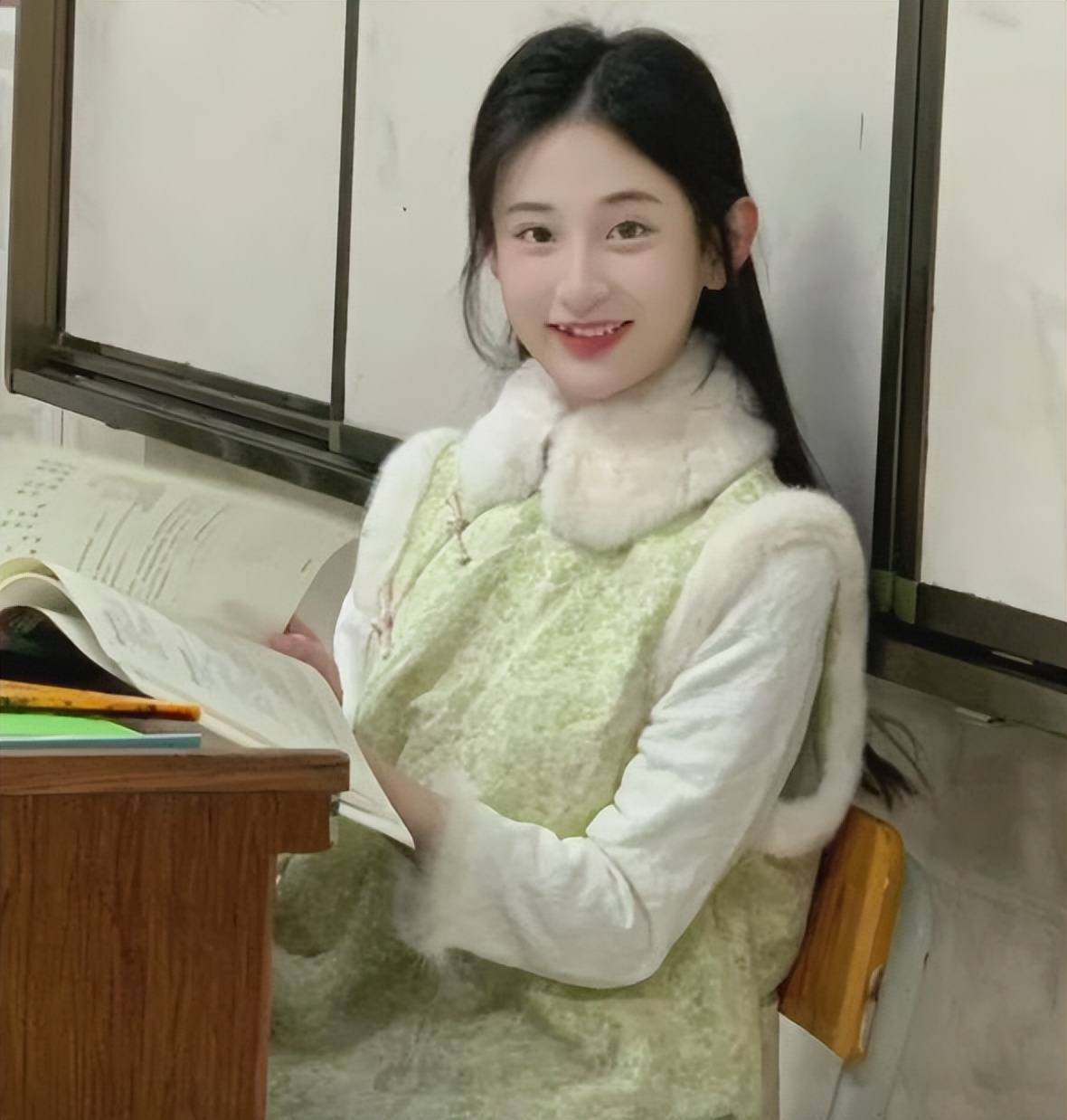 广西一初中女老师走红,高颜值叫人艳羡不已,怪不得备受学生青睐_家长