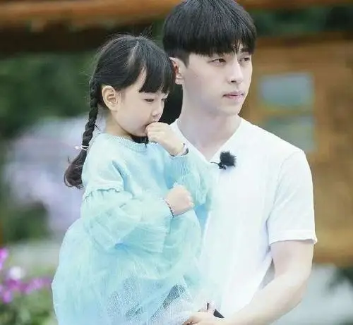 邓伦的"女儿"长开了!小山竹近照美翻众网友!