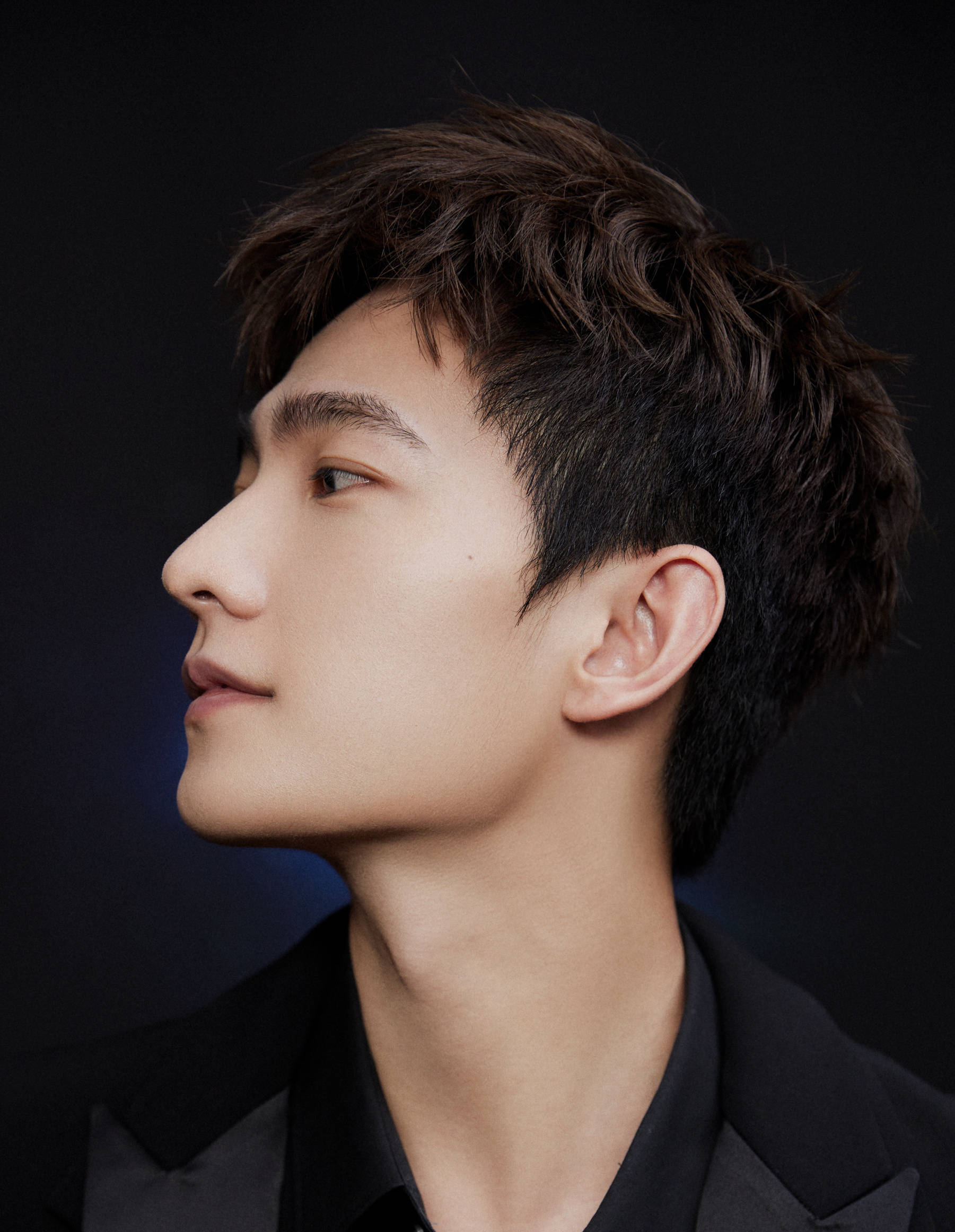 杨洋黑色西装星空大片释出 五官俊朗少年感十足