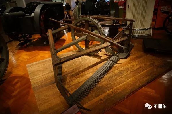 1876年左右生产的"凯旋"摇臂收割机,依靠畜力进行驱动.