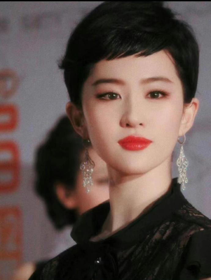 造型四十岁脸二十五岁,直接生图无滤镜,刘亦菲短发刘海全靠脸撑了