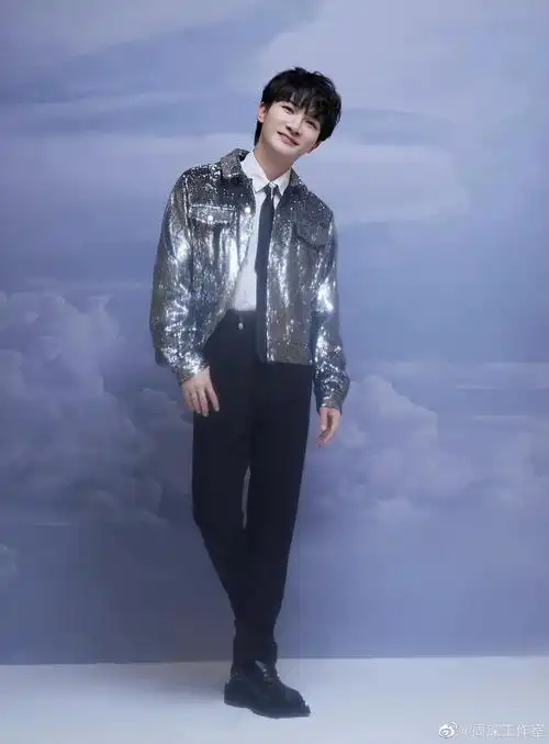 cp星人周深身穿璀璨星河