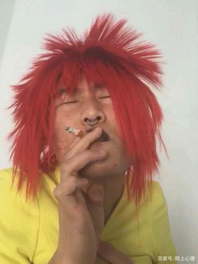 18岁的杀马特在网吧通宵,喝了7瓶雪碧,吃了13包辣条