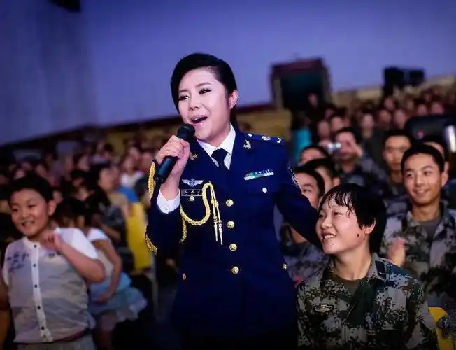 文工团女兵被家人鼓动退伍:易遭非议 对象难找