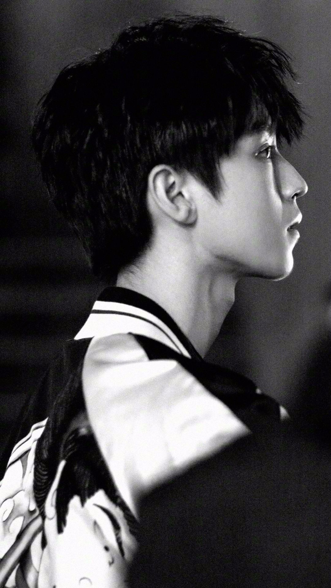 王俊凯性感喉结杀这个男人太迷人