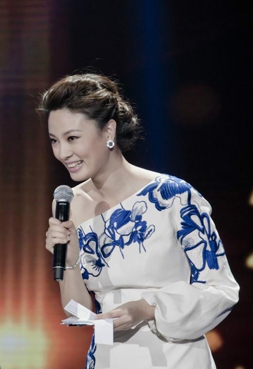 曾被观众誉为"央视第一美女主持","央视台花"的刘芳菲,并不在意这个