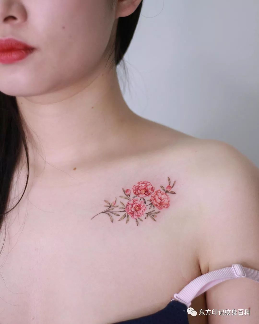 女孩子的锁骨怎么能少了这样一枚小花纹身呢