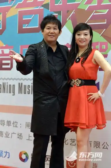 台湾情歌王子熊天平携妻子杨洋一起来到发布会现场.