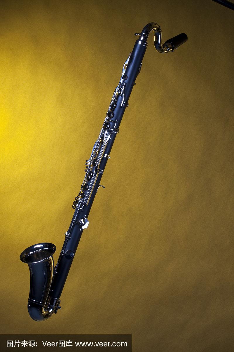 低音单簧管孤立在黄色