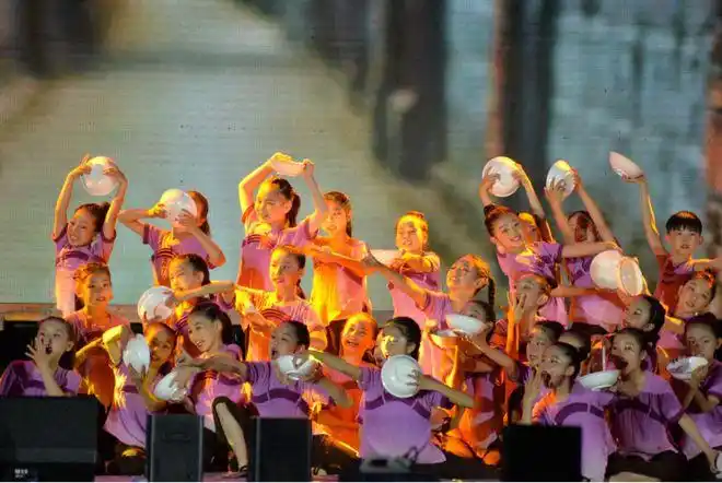 把中国少年的朝气蓬勃,积极进取,发愤图强展现得淋漓尽致;舞蹈《甜沫