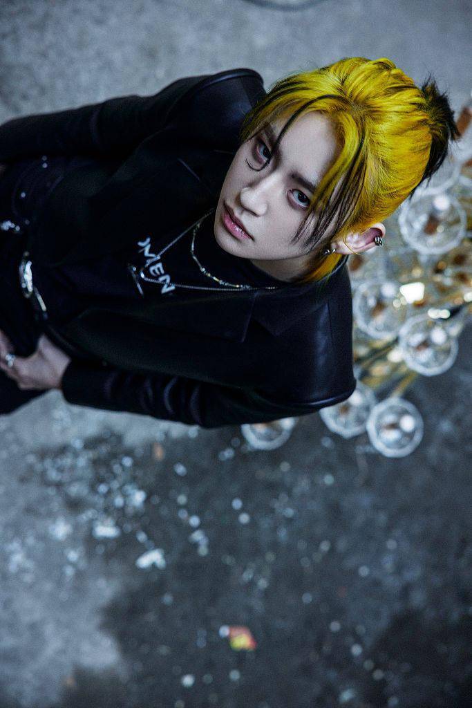 王琳凯工业废墟野性风大片张力十足 首度尝试挑染马尾造型超帅气_小鬼