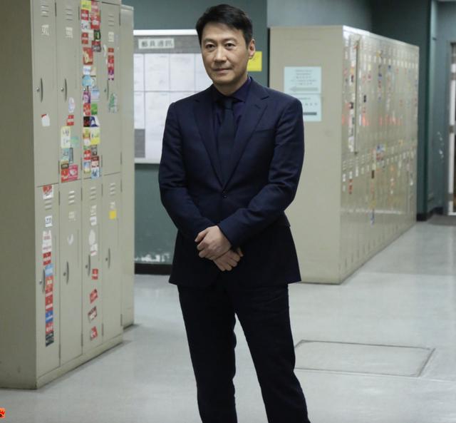 一胖毁形象53岁黎明近照脸浮肿身材发福眯缝眼和女儿一个样