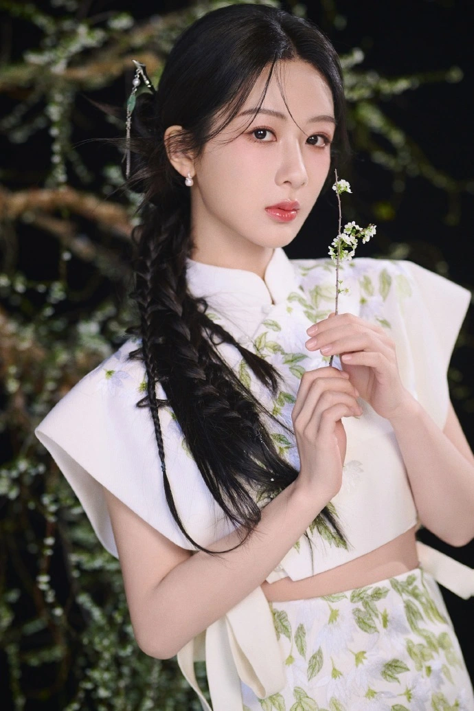 杨紫分享春日游玩美照,轻舔雪糕难掩甜美,飞奔入门彰显青春活力