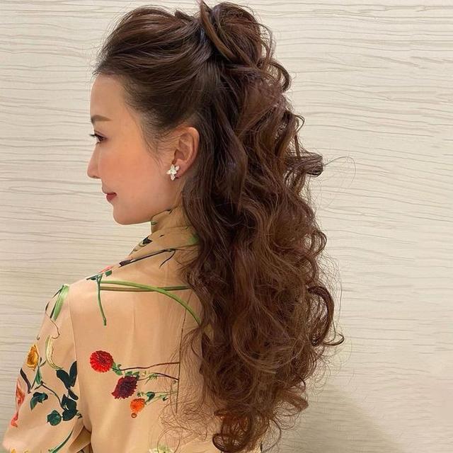 虽说有很多女性过了50岁,都喜欢把头发剪短,但其实长发盘起来也很不错