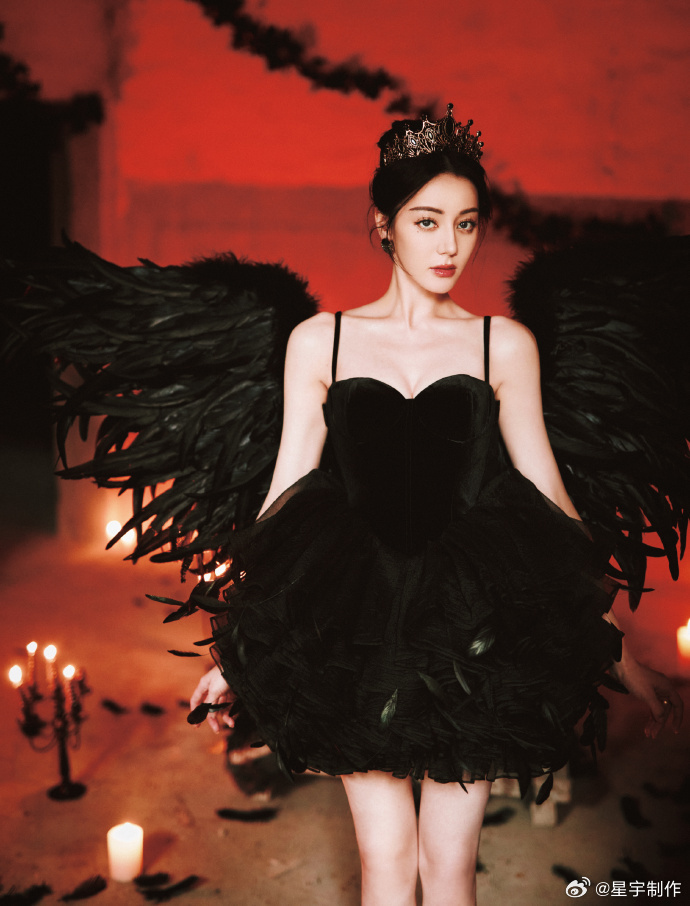 迪丽热巴暗黑色蓬蓬裙##迪丽热巴黑天鹅适配度